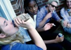 Adolescentes consumiendo alcohol y tabaco | Recurso educativo 678430